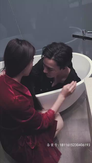 穿进末世后,我与仇人同居了(71集) 穿进末世后,我与仇人同居了(71集)正能量短剧分享