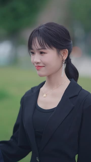 穿成了团宠文里的假千金（50集）最新上映免费看