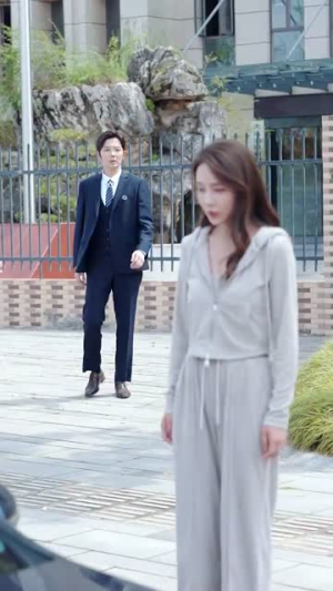 死对头破产后被我包养了(100集) 死对头破产后被我包养了(100集)短剧追不停